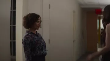 Camisa hipster de botones completos de Bella Dahl usada por Amy Piel (Laila Robins) como se ve en Dr. Death (T02E02)