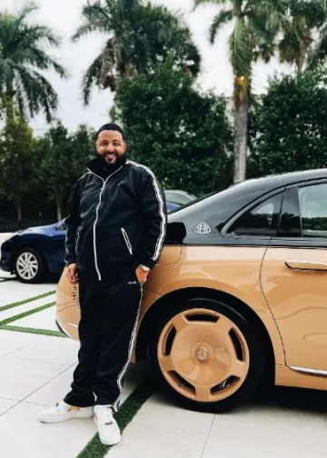 Pantalones de chándal de rayas blancas y negras de Celine usados por DJ Khaled en la cuenta de Instagram @djkhaled