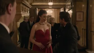 ML Monique Lhuillier Robe bustier en taffetas haut-bas portée par Benita Alexander (Mandy Moore) comme on le voit dans Dr. Death (S02E02)