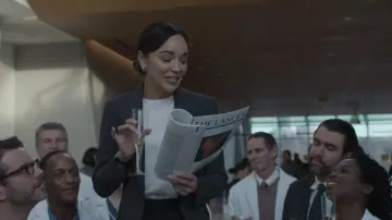 Theory Etiennette Blazer usado por la Dra. Ana Lasbrey (Ashley Madekwe) como se ve en Dr. Death (S02E02)