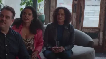 Diane Von Furstenberg Iggy Sweater porté par Kim Verdi (Judy Reyes) dans Dr. Death (S02E03)