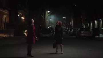 Abrigo de rosas de Ted Baker usado por Amy Piel (Laila Robins) como se ve en Dr. Death (T02E03)
