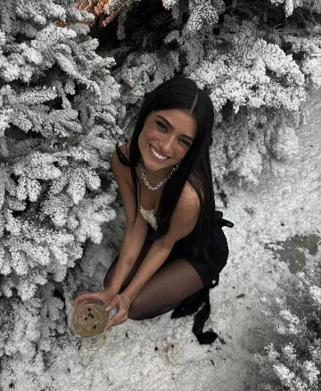 Aniye Records Ivy Dress portée par Dixie D’Amelio lors de la fête annuelle du réveillon de Noël de Kardashian-Jenner le 24 décembre 2023