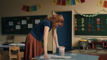 Jupe mi-longue plissée en satin New Look portée par Evie (Eleanor Tomlinson) comme on le voit dans Le couple d’à côté (S01E01)