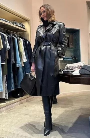 Gabardina de cuero Saint Laurent usada por Chrissy Teigen en su publicación de Instagram el 24 de diciembre de 2023