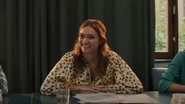 Blusa Saint Laurent con mangas onduladas usada por Evie (Eleanor Tomlinson) como se ve en La pareja de al lado (T01E03)