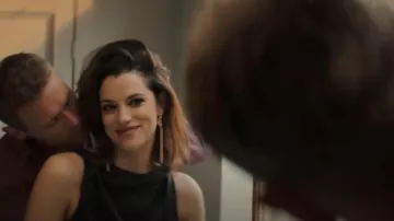 Vestido de seda Reformation Casette usado por Becka (Jessica De Gouw) como se ve en La pareja de al lado (S01E03)