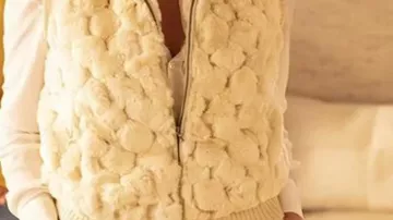 Chaleco de piel blanca con cremallera usado por Diane (Jane Krakowski) como se ve en Your Christmas or Mine 2