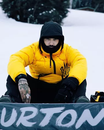 Gorro Moncler Black Ultrafine M-Logo usado por Anuel AA en la cuenta de Instagram @anuel