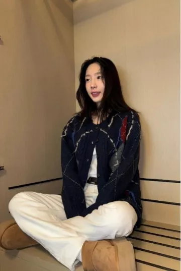 UGG Classic Ultra Mini Platform Boot worn by Taeyeon on her Instagram post on December 25, 2023