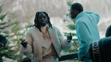 Blouson aviateur Jacquemus en peau de mouton blanche 'Pilou' porté par Gazo en CARTIER par GAZO x @TiakolaOfficiel