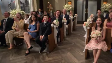 French Connection Whisper Mini vestido sin mangas con volantes usado por Grace Kearney (Sofia Capanna) como se ve en Extended Family (S01E01)