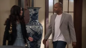 Veste en peau de requin Natyoural de Ted Baker portée par Trey Taylor (Donald Faison) dans Extended Family (S01E01)
