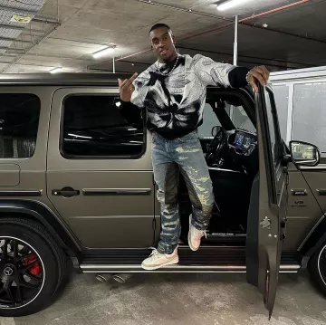 Suéter de libélula blanco y negro de Alexander McQueen usado por Bugzy Malone en la cuenta de Instagram @thebugzymalone