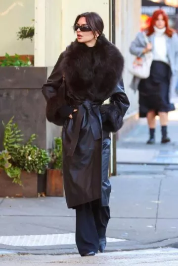 Abrigo Nour Hammour Freja usado por Emily Ratajkowski en Nueva York el 20 de diciembre de 2023