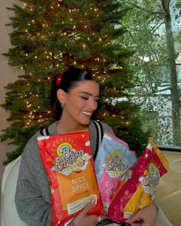 Be Happy Snacks D’amelio Maïs soufflé au bacon à l’érable utilisé par Dixie D’Amelio sur son post Instagram le 20 décembre 2023