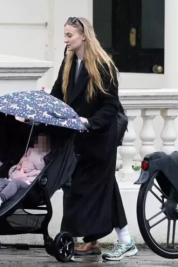 Ray Ban Classic Wayfarer Sunglasses worn by Sophia Turner in London on December 20, 2023