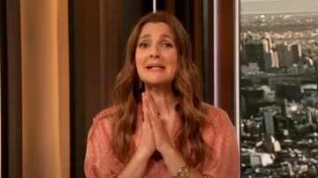 Camisa de satén de crepé Gucci con corbata en el cuello usada por Drew Barrymore como se ve en The Drew Barrymore Show el 20 de diciembre de 2023