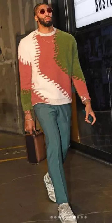 Suéter abstracto blanco rojo y verde de Loewe usado por Anthony Davis en la cuenta de Instagram @anthonydavislaker