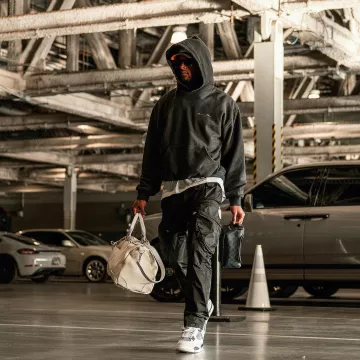 Givenchy Pantalon cargo en nylon noir à fermeture éclair porté par Davante Adams sur le compte Instagram @taeadams