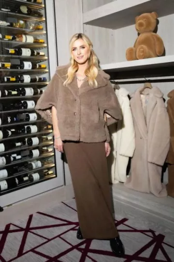 Capa de peluche de Max Mara usada por Nicky Hilton Rothschild en su publicación de Instagram el 19 de diciembre de 2023