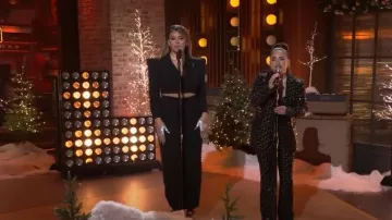 Mono negro de Nadine Merabi Hailey usado por Ally Brooke como se ve en The Kelly Clarkson Show el 22 de diciembre de 2023