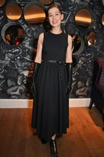 Botín de tacón Dior Naughtily D usado por Rosamund Pike en la proyección de Saltburn London el 19 de diciembre de 2023