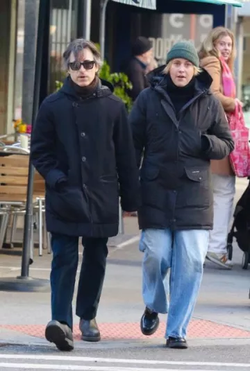 Mocassins Prada en cuir brossé chocolat portés par Greta Gerwig à New York le 19 décembre 2023