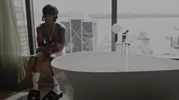 Chaussettes 'Chomper' blanches Chrome Hearts x Matty Boy portées par Lil Uzi Vert en Red Moon [Clip officiel]