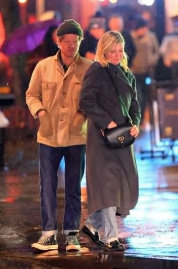 Dior Medium Dior Bobby Bag usado por Kirsten Dunst en Nueva York el 19 de diciembre de 2023