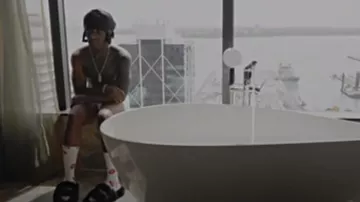 Claquettes 'Political Campaign' en fausse fourrure noire portées par Lil Uzi Vert en Red Moon [Official Music Video]