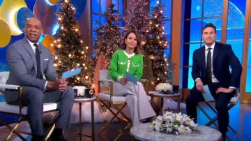 Cardigan boutonné Sandro à bordure contrastée porté par Eva Pilgrim dans Good Morning America le 27 décembre 2023