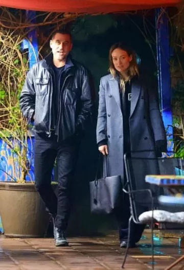 Sudadera con capucha Madhappy x Apple Pan Heritage usada por Olivia Wilde en Los Ángeles el 19 de diciembre de 2023