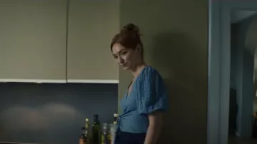Chemisier Monki Wrap Side porté par Evie (Eleanor Tomlinson) comme on le voit dans Le Couple d’à côté (S01E04)