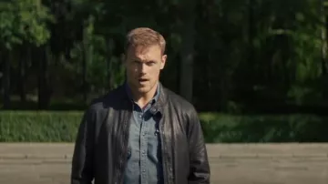 Camisa vaquera Levi's gris oscuro usada por Danny (Sam Heughan) como se ve en La pareja de al lado (T01E04)