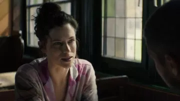 Camisa Corta Fantasía de Desigual usada por Becka (Jessica De Gouw) como se ve en La Pareja de Al Lado (T01E04)