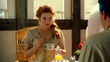 Vestido usado por Rose Dewitt Bukater (Kate Winslet) durante la escena del desayuno como se ve en el vestuario de la película Titanic