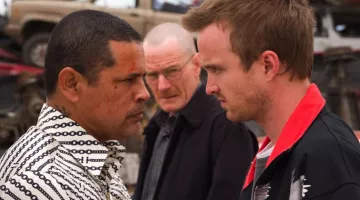 La camisa con estampado de cadenas que usa Tuco Salamanca (Raymond Cruz) en la serie Breaking Bad (Temporada 1, Episodio 6)