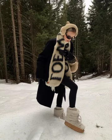 Sac à bandoulière Prada Arque en peau de mouton et cuir porté par Leonie Hanne sur son post Instagram le 28 décembre 2023