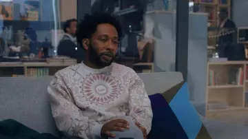 Sweat-shirt à col rond à carreaux marocains porté par Marcus Watkins (William Jackson Harper) comme on le voit dans Love Life (S02E01)