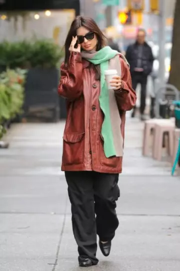 Lunettes de soleil Ray Ban Reverse Wayfarer portées par Emily Ratajkowski à New York le 27 décembre 2023