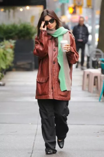 Pendientes de hilo de Jennifer Fisher usados por Emily Ratajkowski en la ciudad de Nueva York el 27 de diciembre de 2023