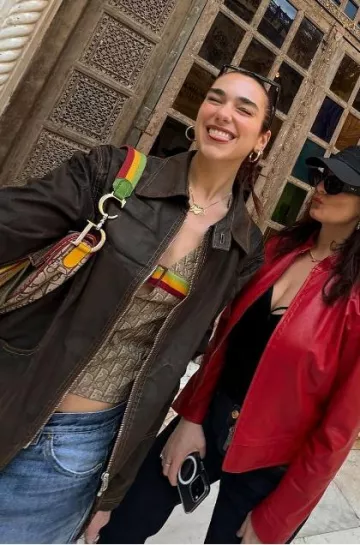 Lunettes de soleil Prada Symbole à monture ovale portées par Dua Lipa sur son post Instagram le 27 décembre 2023