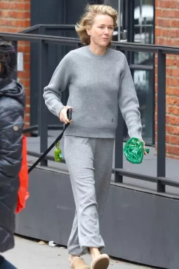 Pull côtelé en cachemire Tory Burch porté par Naomi Watts à New York le 26 décembre 2023