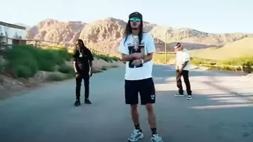 Camiseta con el logotipo de la cuchara blanca de Helmut Lang usada por BabyTron en los 90's Bulls Ft. G.T. & Cash Kidd (Video oficial)