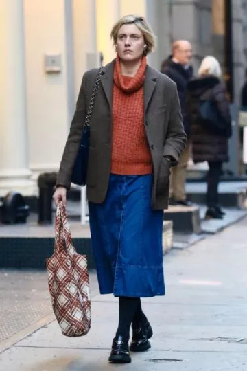 Mocassins Prada en cuir brossé chocolat portés par Greta Gerwig à New York le 26 décembre 2023