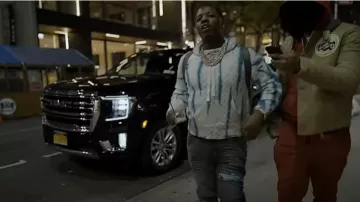 Sudadera con capucha de punto Amiri White & Blue Tie-Dye 'MA Paisley' usada por Lil Zay Osama en I Made It (Official Music Video)