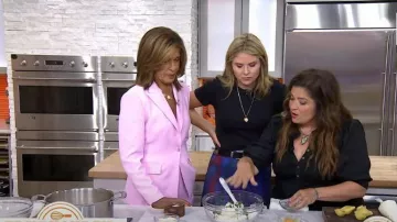 Top de manga abullonada Veronica Beard Coralee usado por Alex Guarnaschelli como se ve en Today with Hoda & Jenna el 28 de diciembre de 2023