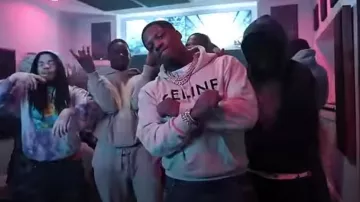 Sweat à capuche à logo beige et noir porté par Lil Zay Osama dans I Made It (clip officiel)