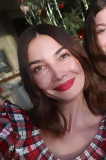 Robe Doen Rosabelle portée par Lily Aldridge sur son post Instagram le 25 décembre 2023